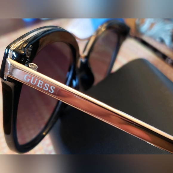 Guess Sunglasses w 😎 case and cleansing cloth - Picture 6 of 7
